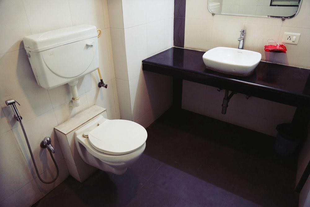 פונה Oyo Rooms Yerwada Chowk מראה חיצוני תמונה